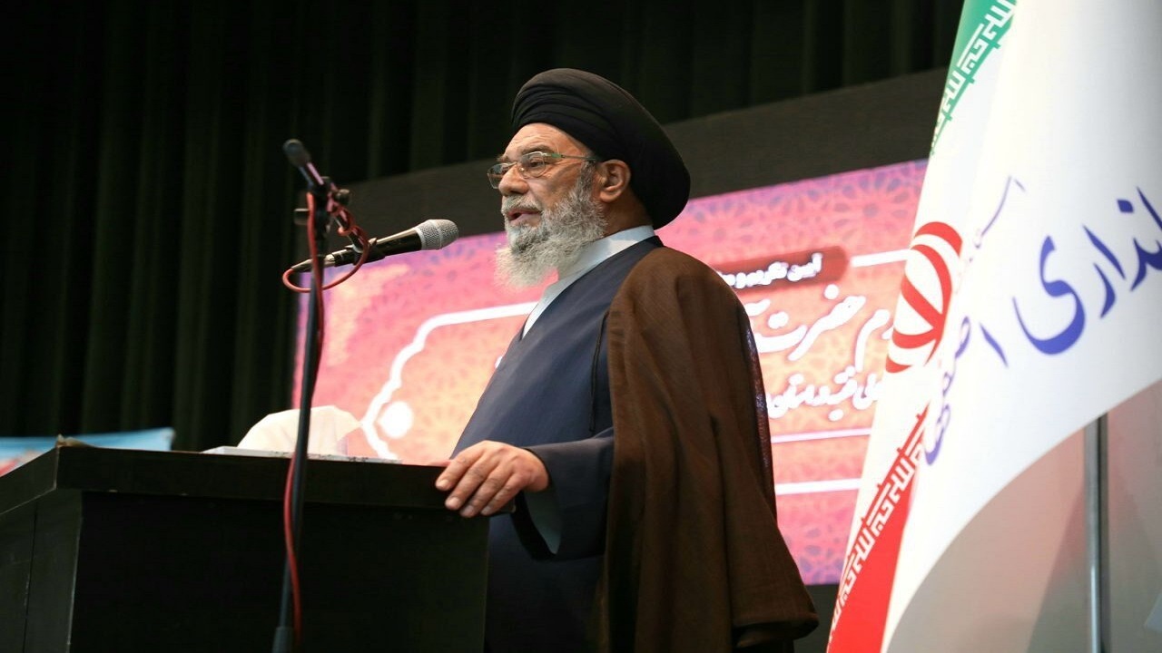عمل به دستورات رهبری و کار برای انقلاب باید در اولویت امور باشد