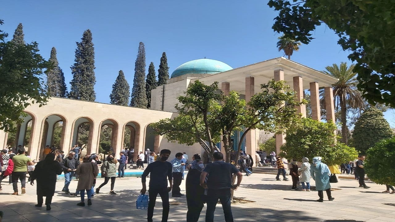 حال و هوای نوروزی گردشگران در آرامگاه سعدی + فیلم