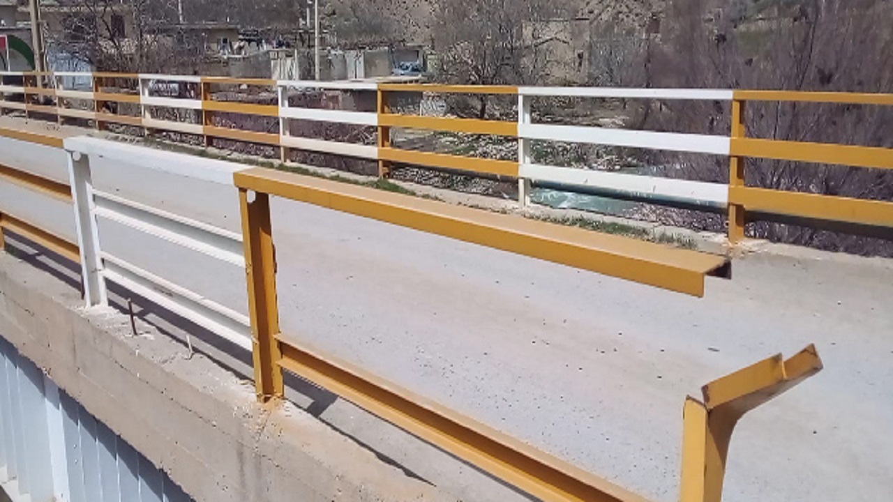عرض کم پل ورودی برای رانندگان روستای حیدرآباد دردسر ساز شد + فیلم