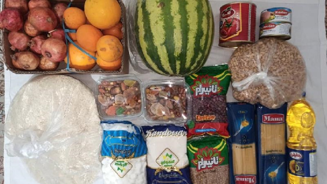 تقسیم شادی یلدا در کنار سفره نیازمندان