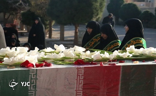 استقبال و وداع دانش آموزان یزدی با پیکر شهید گمنام+تصویر