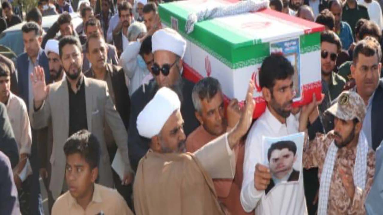 شهید منطقه مرزی سراوان در زادگاهش آرام گرفت + تصاویر