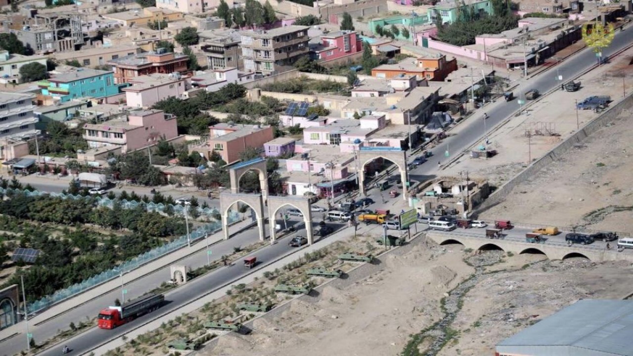 طالبان مکاتب را در غزنی و تخار به روی دختران بستند