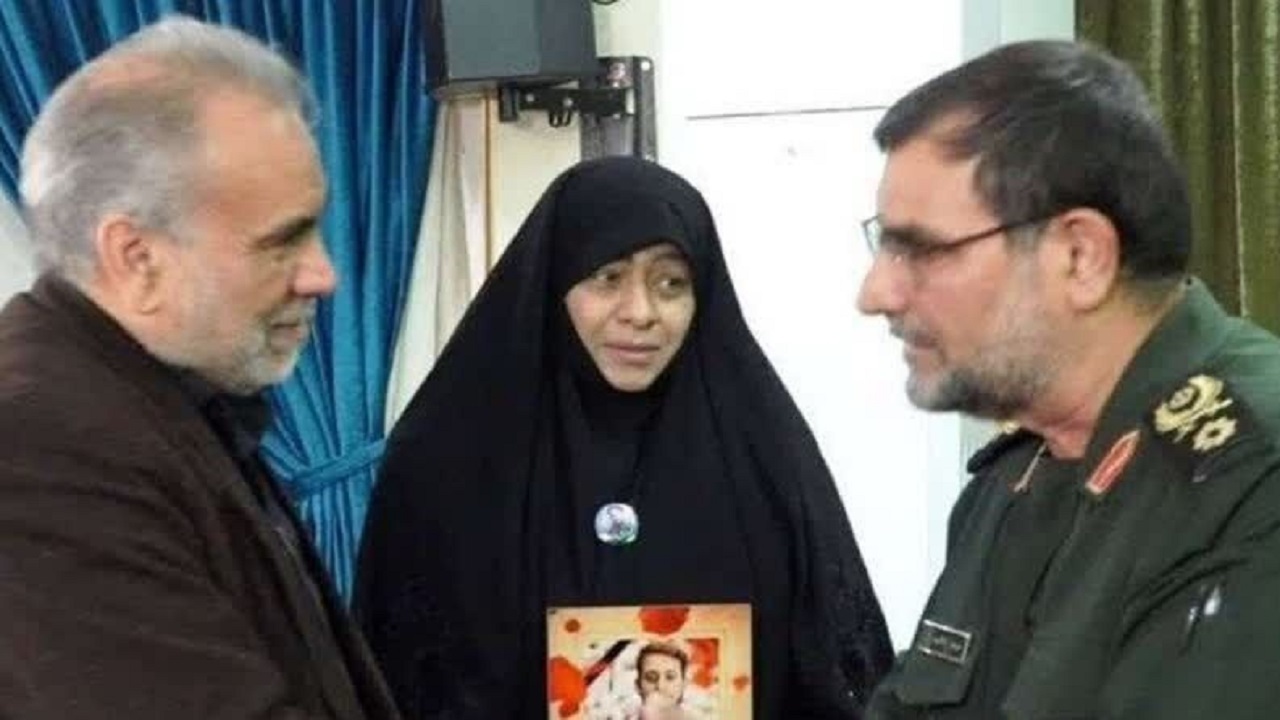 دیدار فرمانده نیروی دریایی سپاه با خانواده شهید دانیال رضازاده