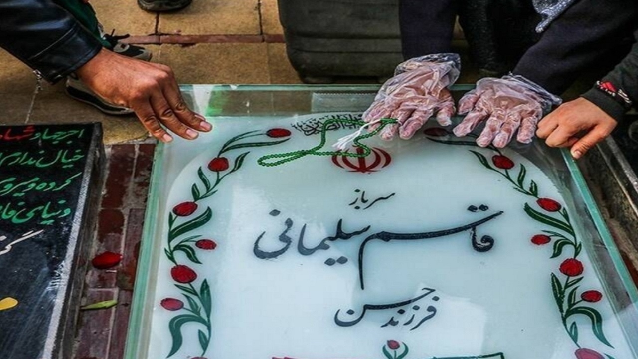 حضور دلداگان حاج قاسم بر سر مزار شریف ایشان + فیلم
