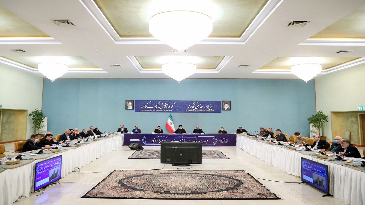 دولت تلاش می‌کند با تأمین نیاز‌های اصلی جامعه شرایط بهتری را برای مردم فراهم کند