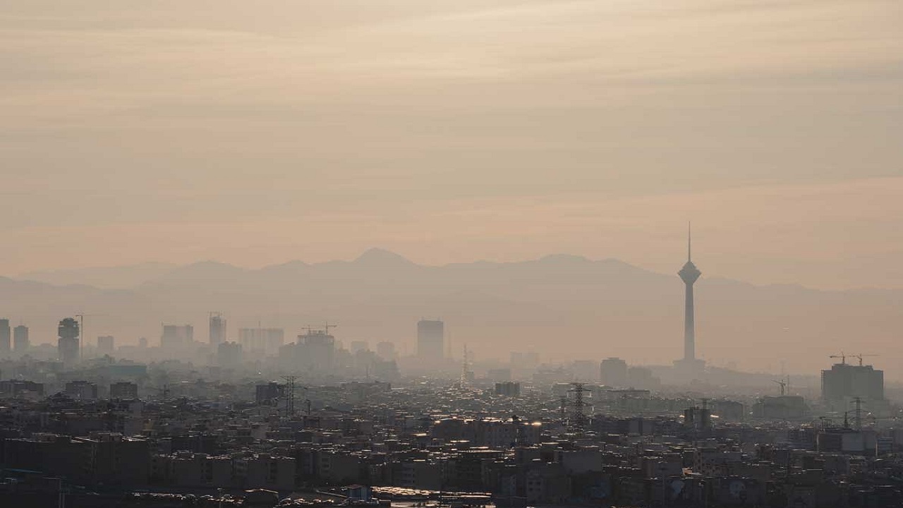 پرواز هواپیما بر فراز دود‌های تهران + فیلم
