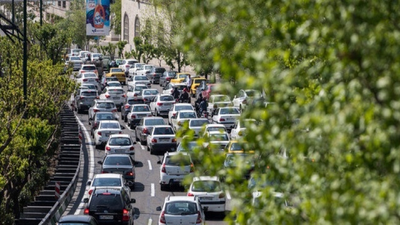 خیابان‌های همدان پارکینگ خودرو شده‌اند