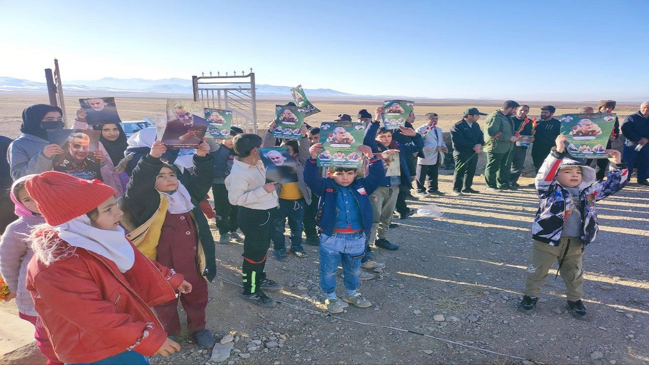 غبارروبی مزار شهدای روستای توآباد در سالروز شهادت حاج قاسم + تصاویر