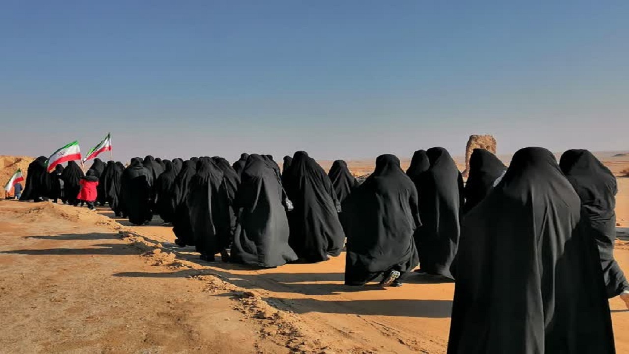 پیاده روی تعدادی از خواهران بسیجی همزمان با هفته بصیرت+تصویر