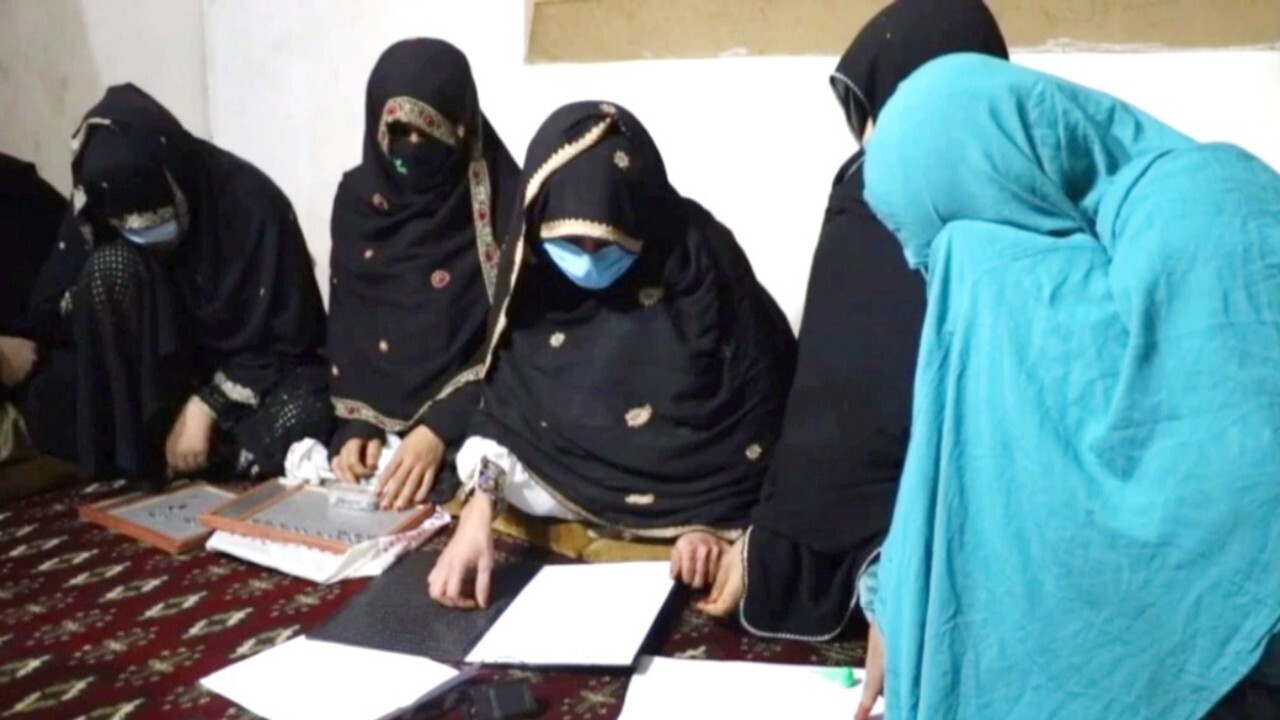 صنوف زنان نابینا بسته شد