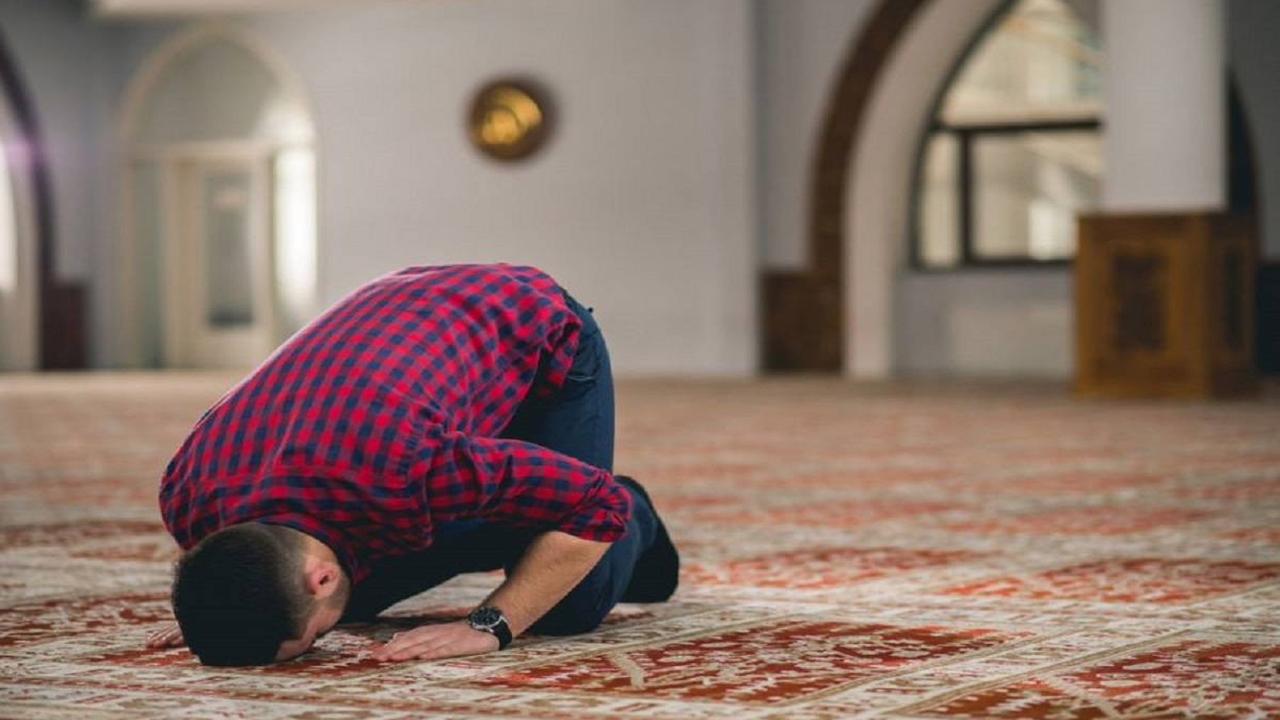 اگر در نماز، مُهر نمازگزار گم شود، وظیفه چیست؟