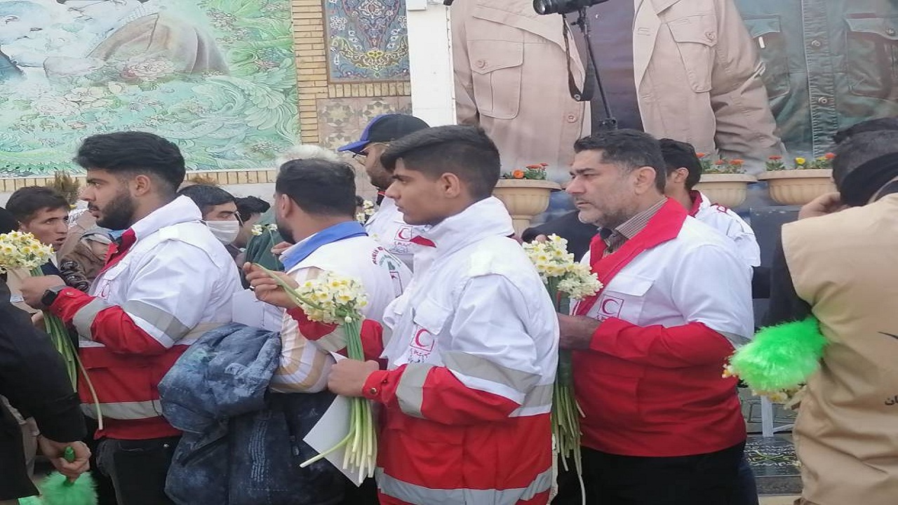 توزیع گل توسط خیرین نرگس کار خوزستان