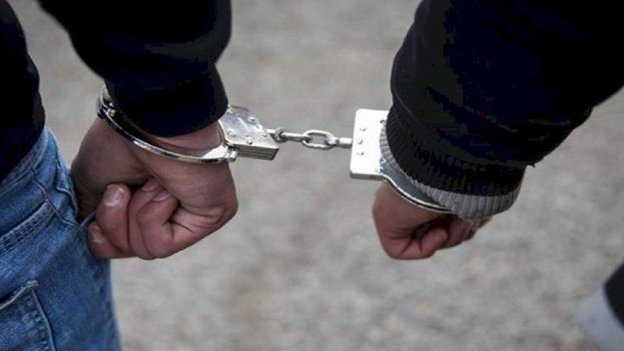 دستبند پلیس فاروج بر دستان حفاران غیرمجاز