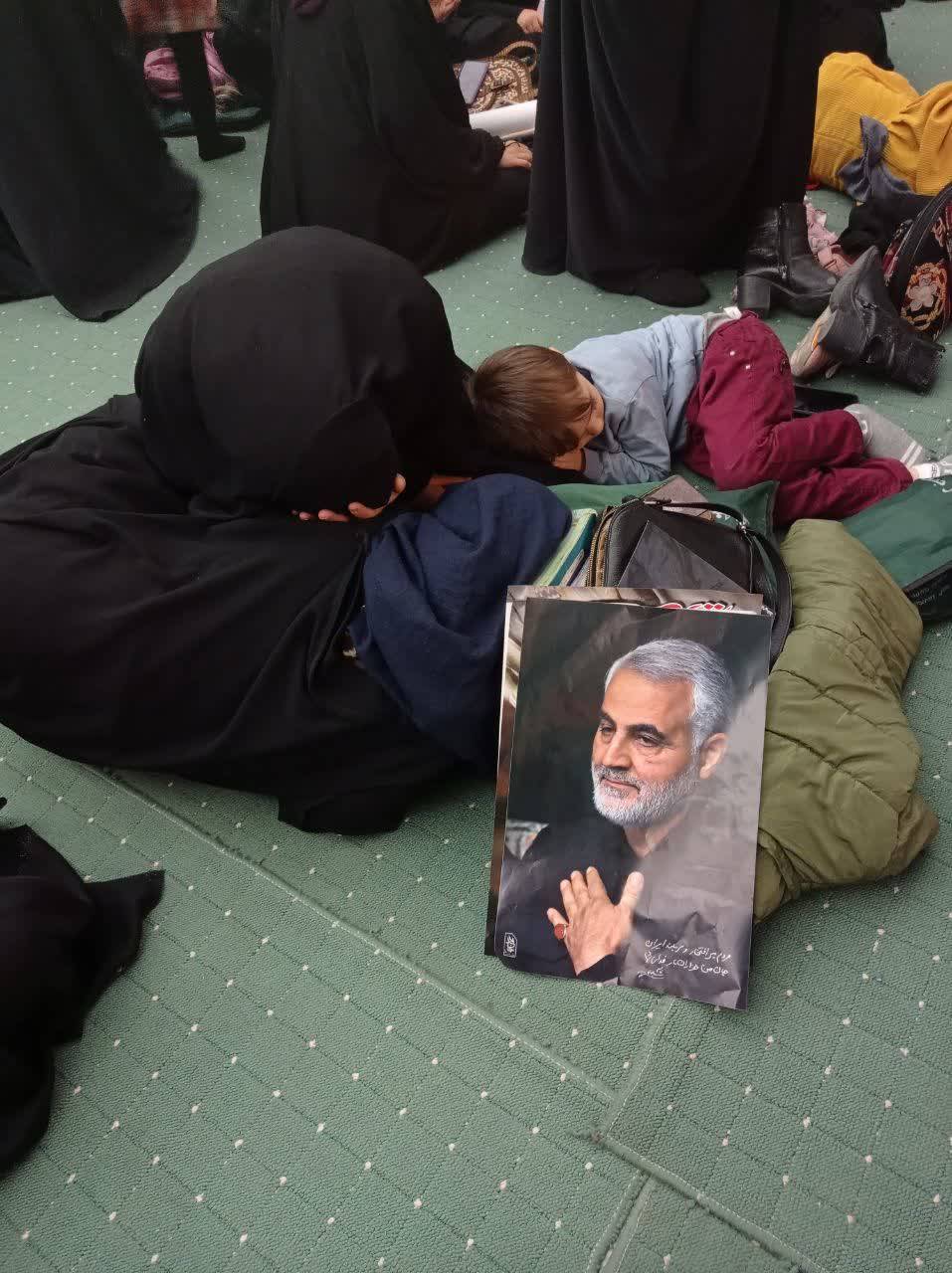 تصویری جالب از مراسم حاج قاسم در مصلی تهران + تصویر