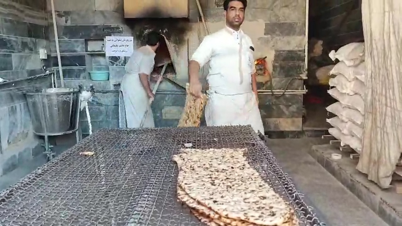 پخت و توزیع صلواتی نان در روستای دره ابراهیم نهاوند