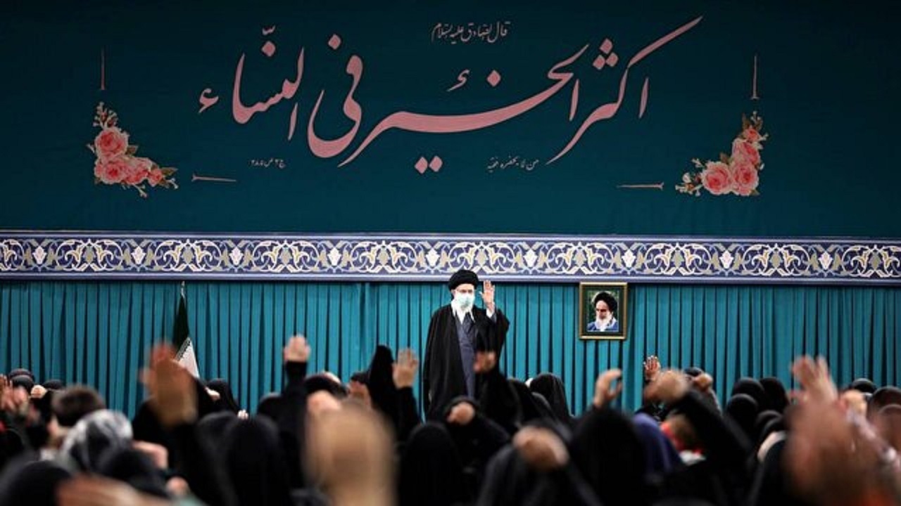 در مسئله‌ی زن موضع ما در قبال مدعیان ریاکار غربی موضع مطالبه است/ جهاد هم بر زن هم بر مرد واجب است