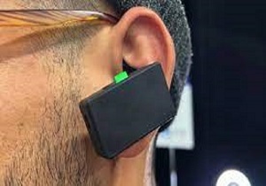 ایربادی که با حرکت فک موبایل را کنترل می‌کند