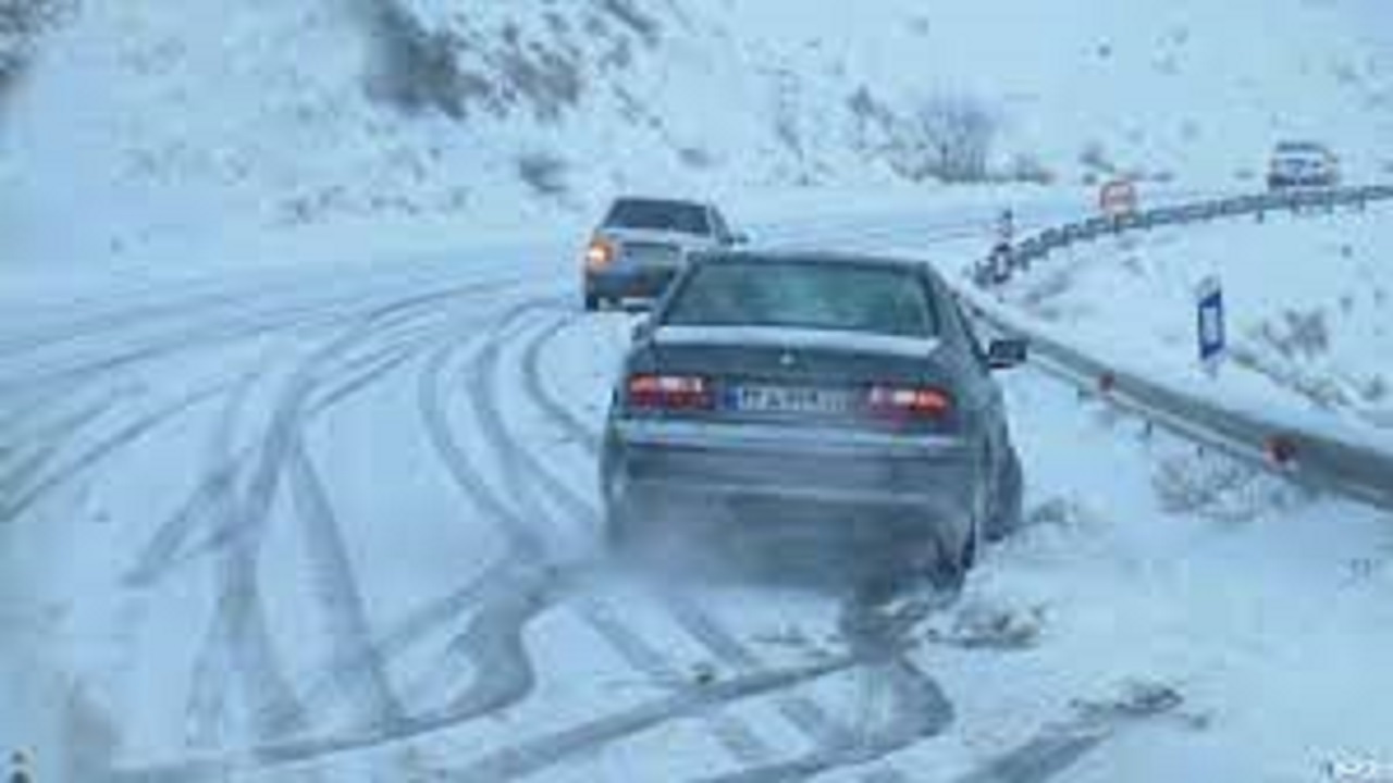 بارش برف و باران در البرز/آماده باش راهداران