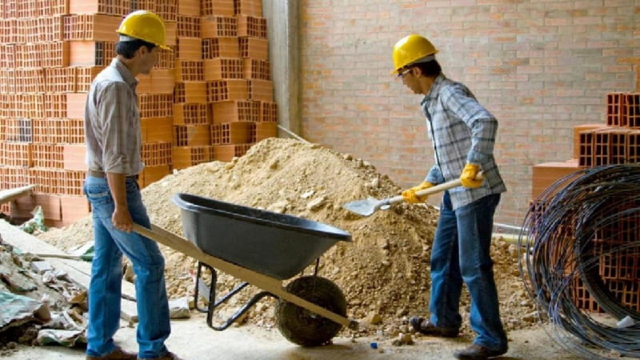 تاخیر در پرداخت حقوق کارگران ساختمانی بیمارستان پیشوا