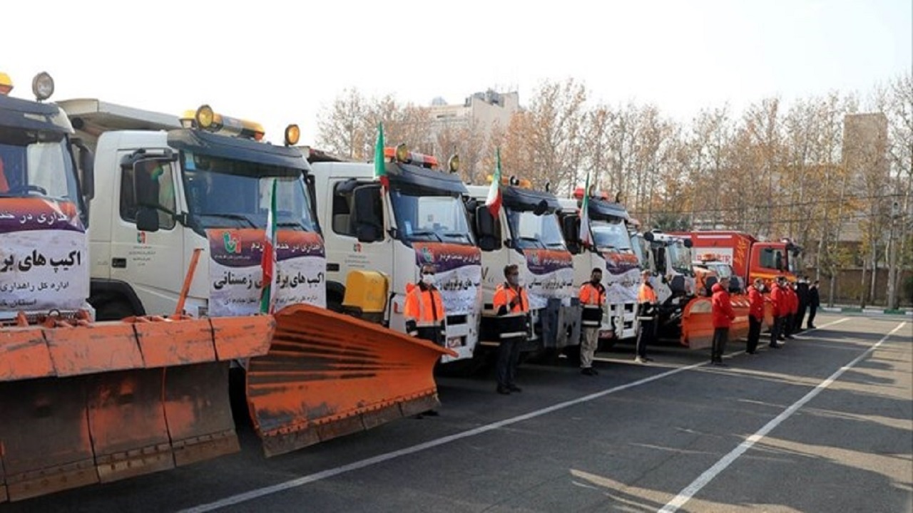 تجهیزات راهداری و راهداران در حالت آماده باش هستند