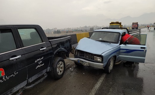 واژگونی بنز خاور در کمربندی خمینی&zwnj;شهر