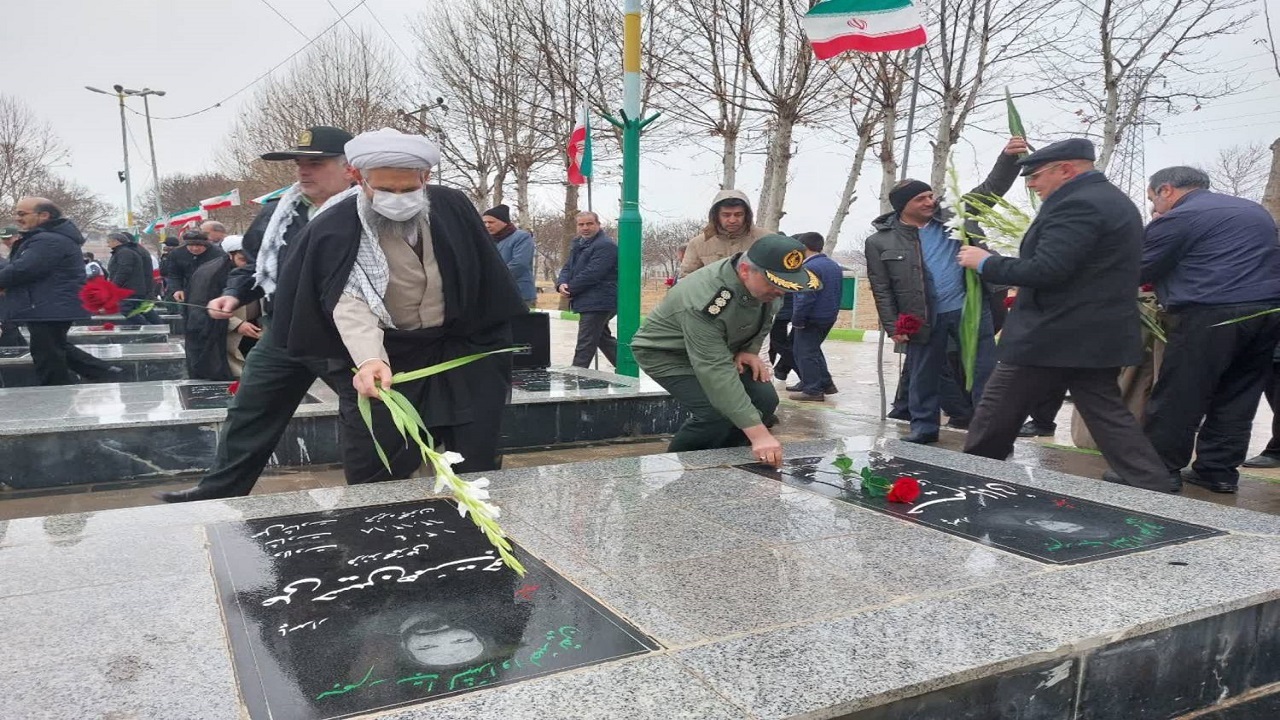 غبارروبی مزار شهدای اهر به مناسبت سالگرد شهادت سردار سلیمانی + تصاویر