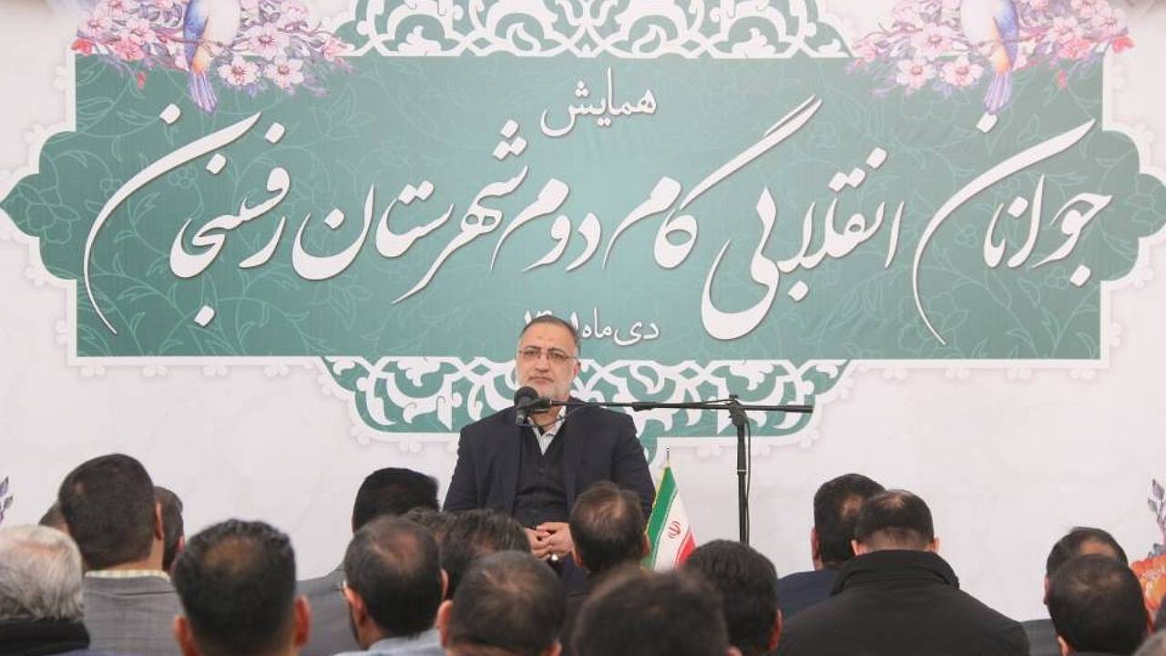 اجرای قانون اساسی راه برون رفت از مشکلات جامعه است