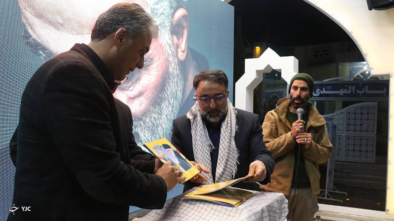 رونمایی از کتاب «حاج قاسم» در گلزای شهدای کرمان
