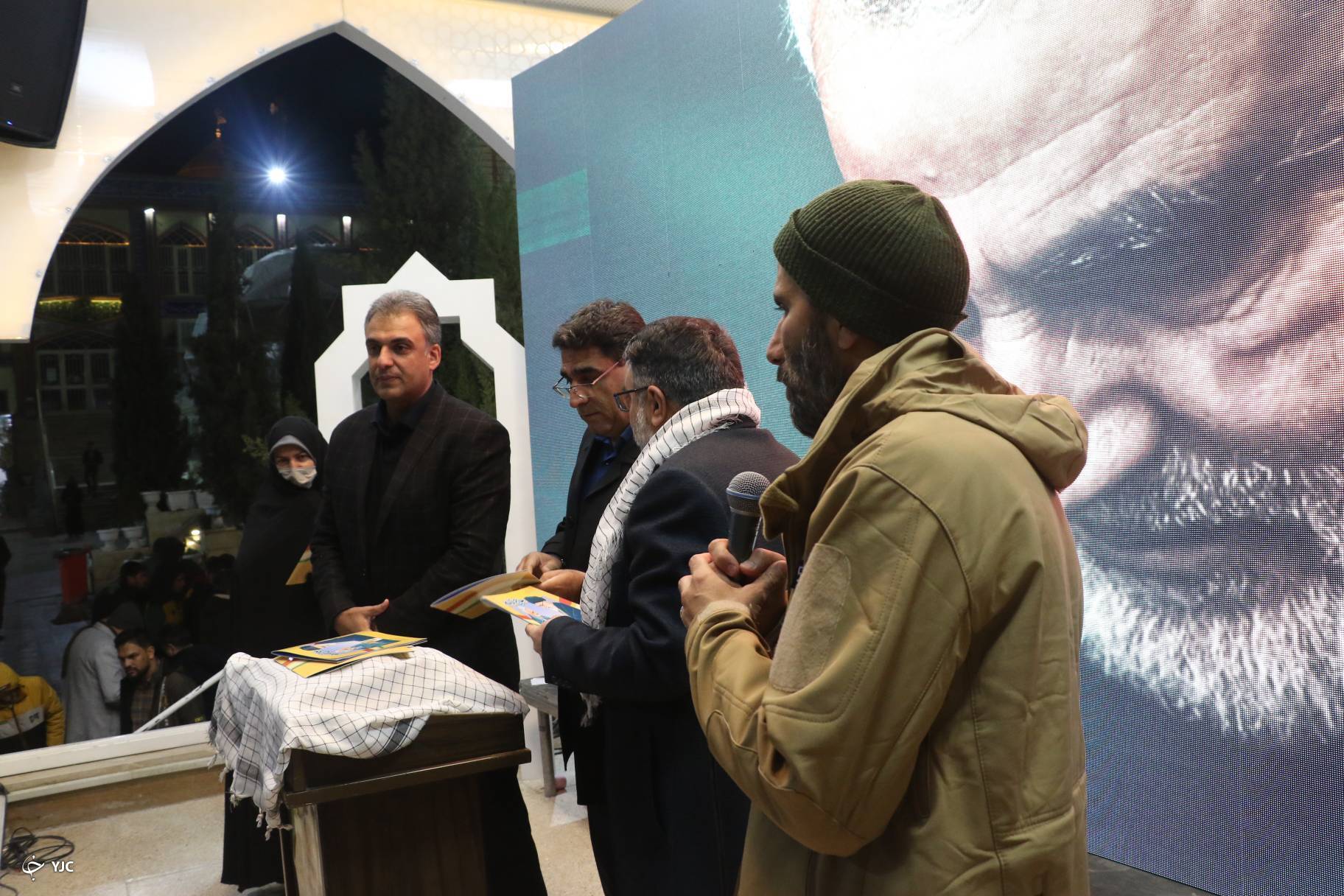 رونمایی از کتاب &laquo;حاج قاسم&raquo; در گلزای شهدای کرمان