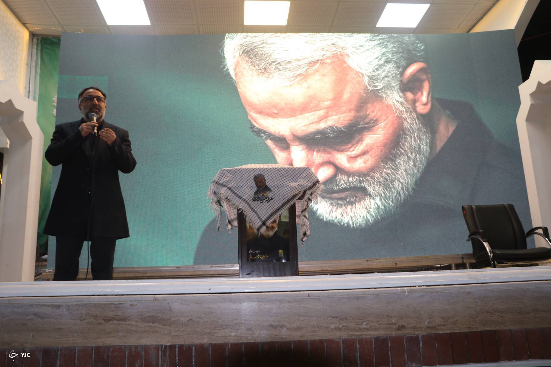 رونمایی از کتاب &laquo;حاج قاسم&raquo; در گلزای شهدای کرمان