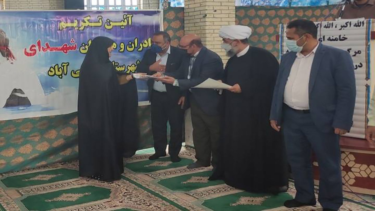 تجلیل از مادران و همسران شهدا شهرستان حاجی آباد
