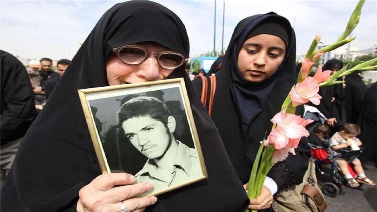 مقام مادران و همسران شهدا کمتر از اجر شهیدان نیست