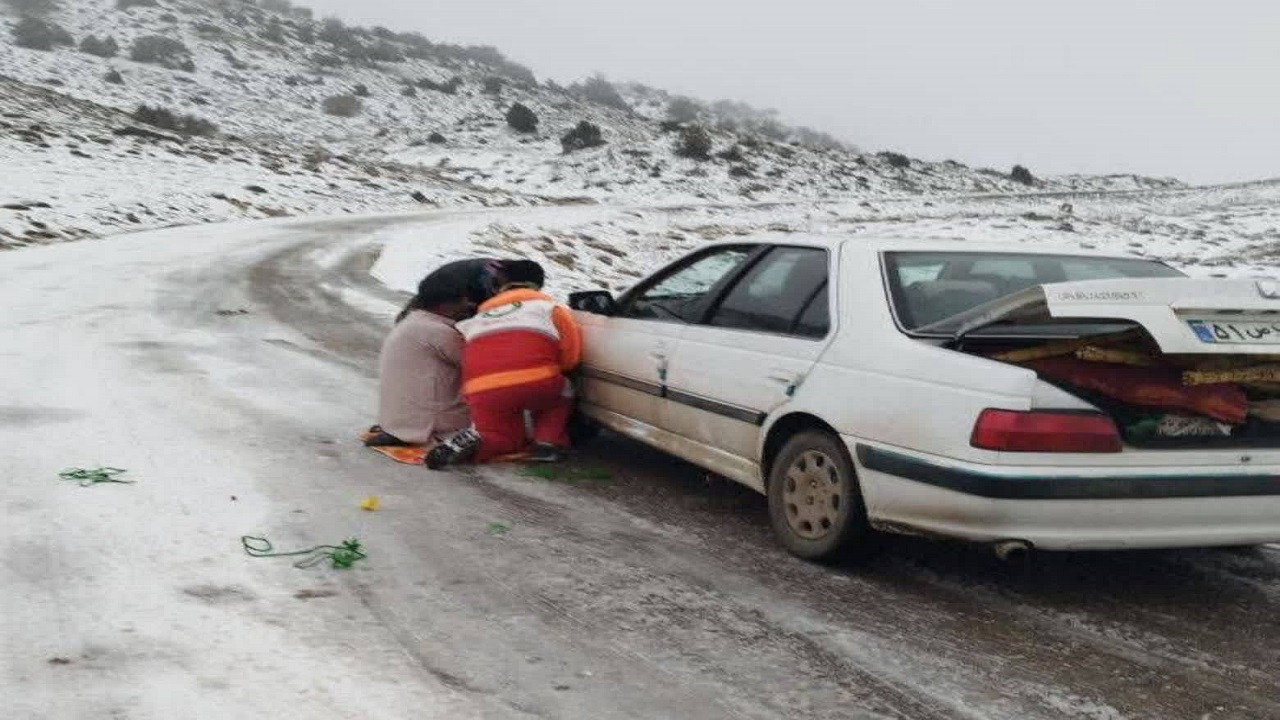 امدادرسانی به ۴۰ در راه مانده برف و کولاک گلستان