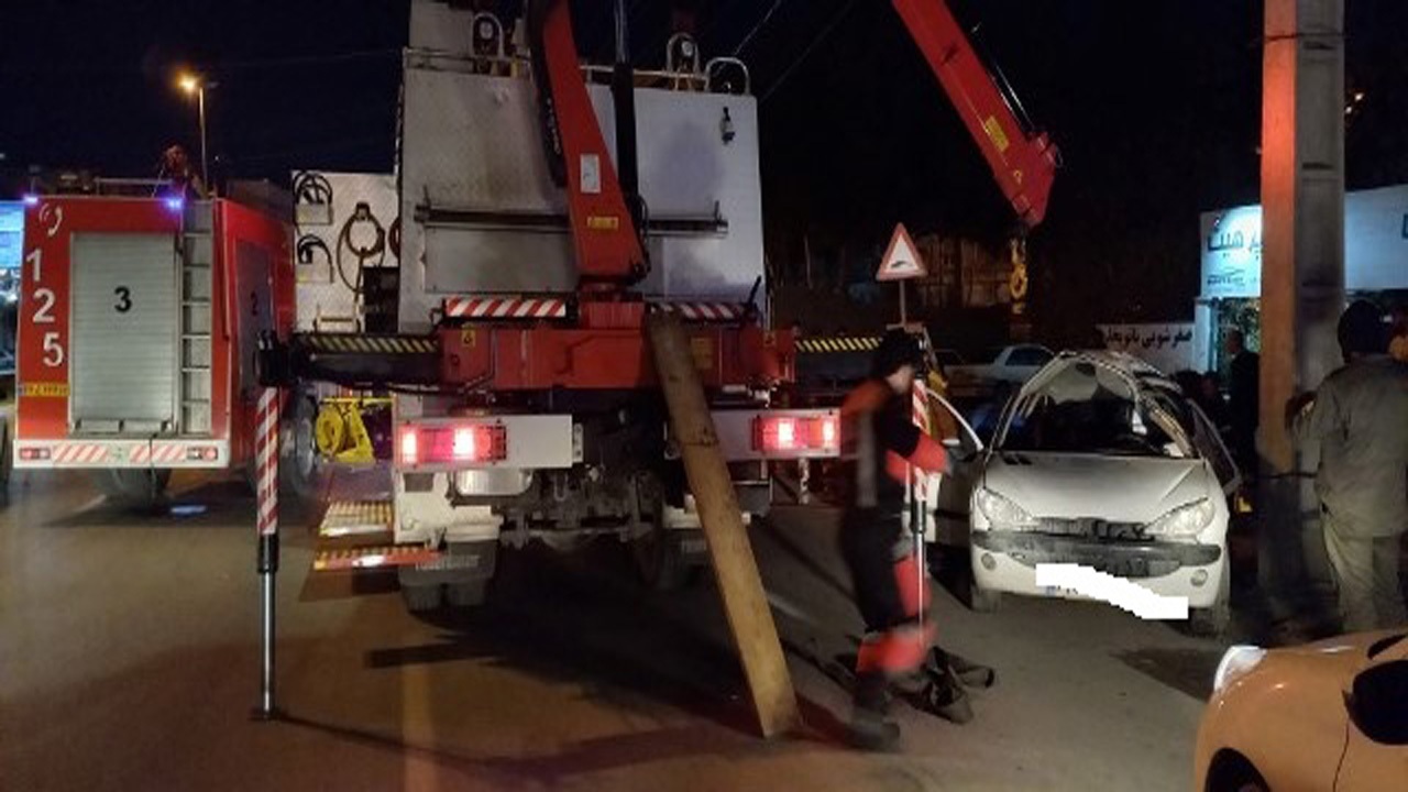 نجات راننده محبوس شده ۲۰۶ در حادثه رانندگی ساری