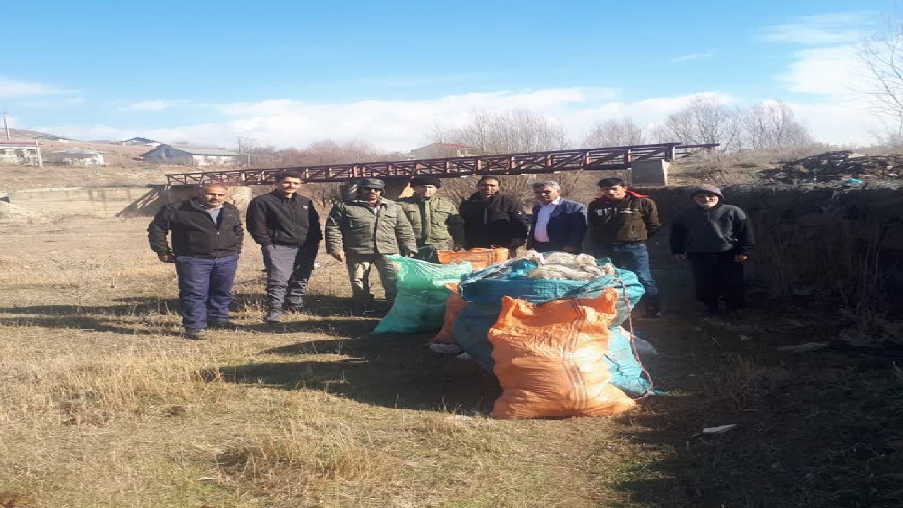 پاکسازی روستای لور سیاهکل از زباله