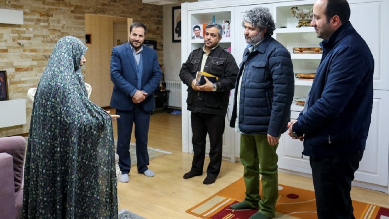 معاون سیما  با مادر شهیدان خالقی پور دیدار کرد