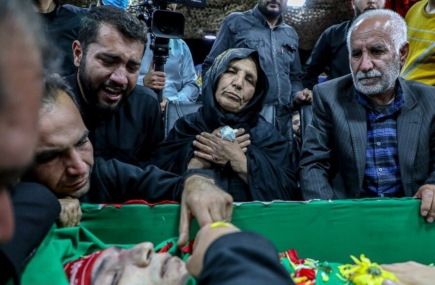 پیکر شهید عجمیان در کنار پدرو مادرش