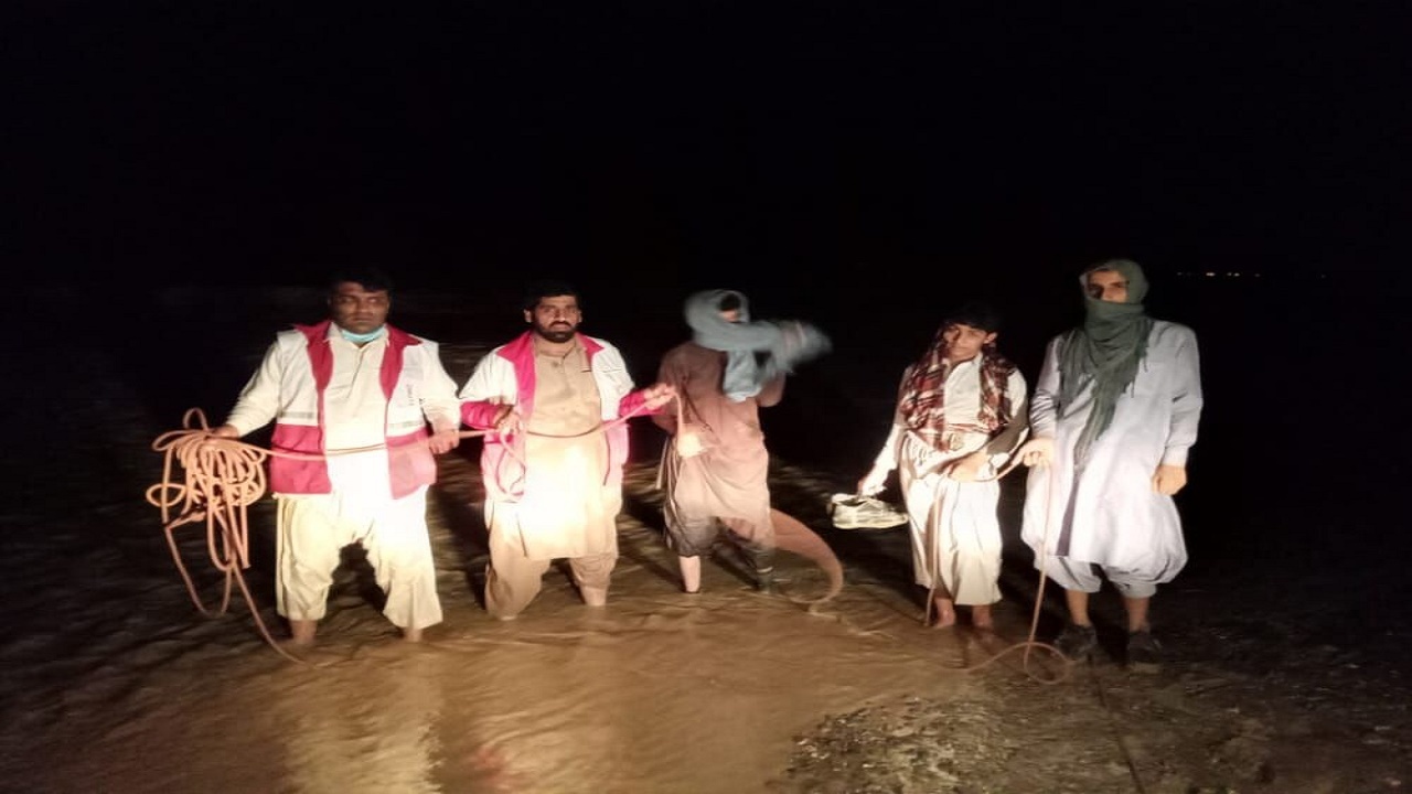 پنج هموطن گرفتار در سیلاب فنوج سیستان و بلوچستان نجات یافتند