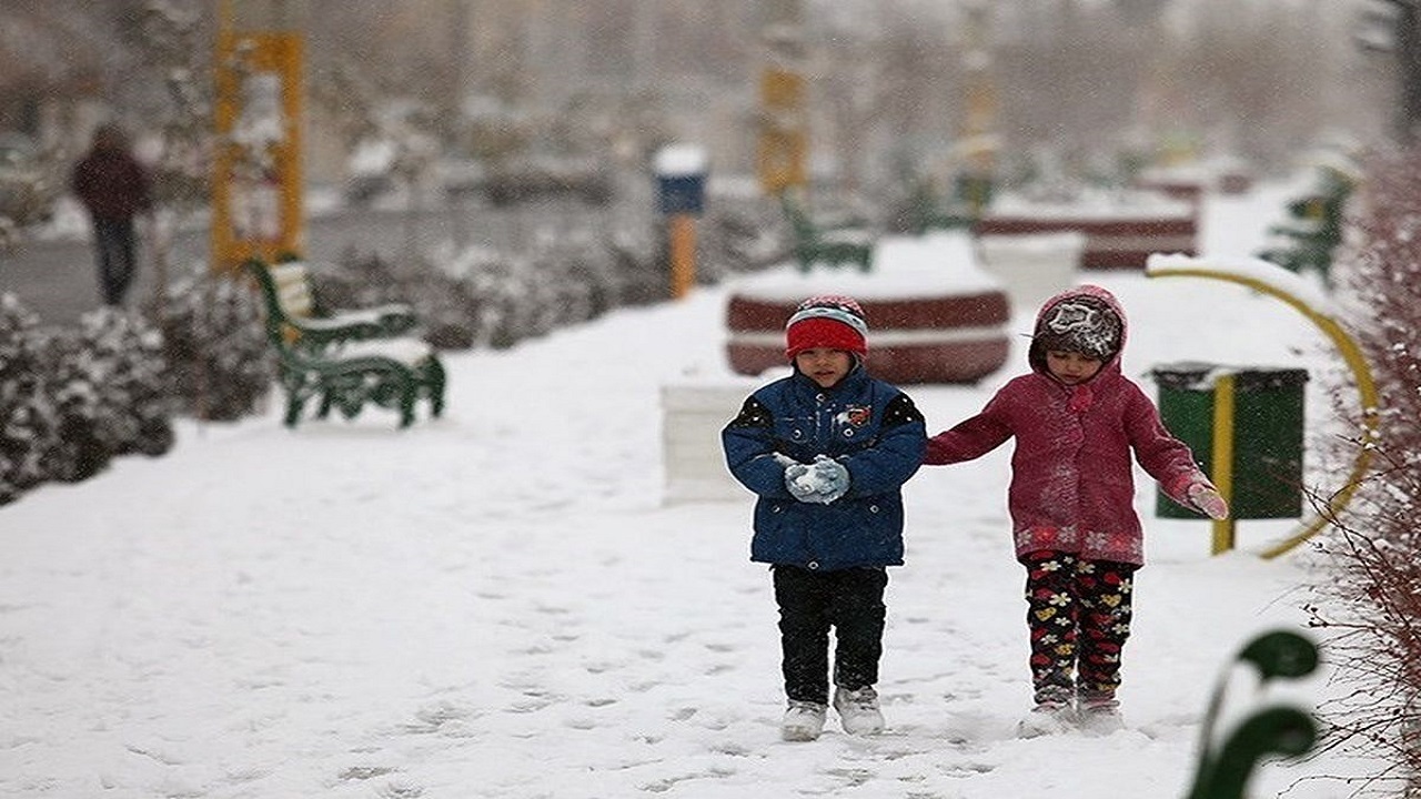 برف ۱۰ سانتی مدارس تبریز را تعطیل نکرد