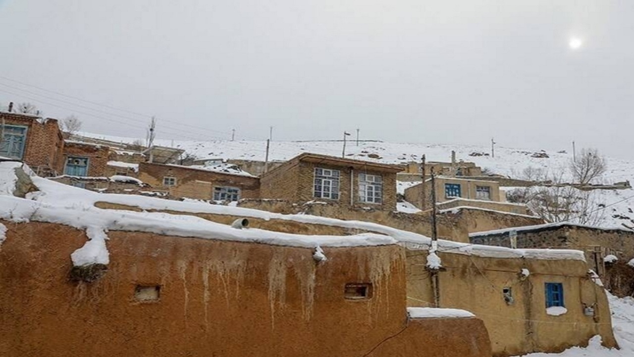 سفیدپوش شدن روستای وانستانق در پی بارش‌های اخیر + فیلم