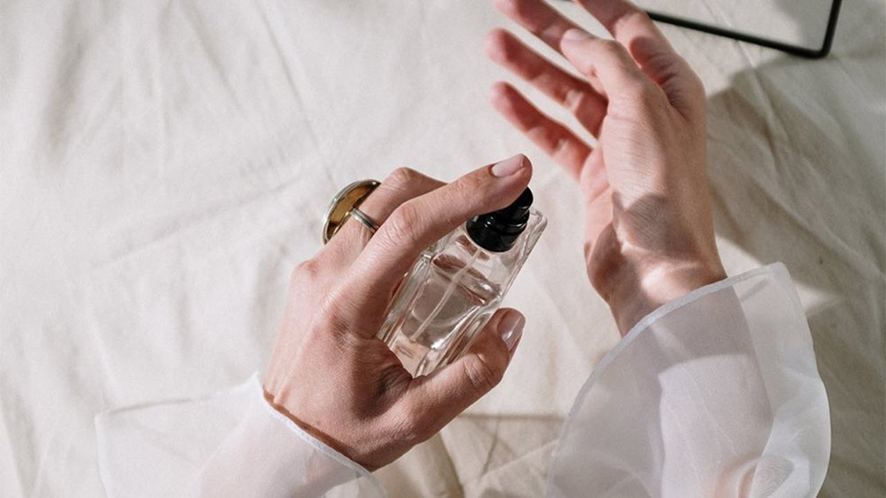 چرا از بوی عطر سرمان درد می‌گیرد؟ + فیلم