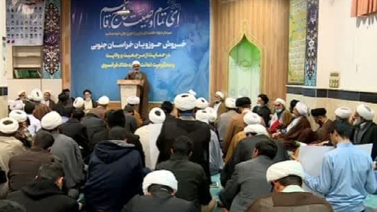 اجتماع طلاب و روحانیون خراسان جنوبی در محکومیت اقدام نشریه فرانسوی
