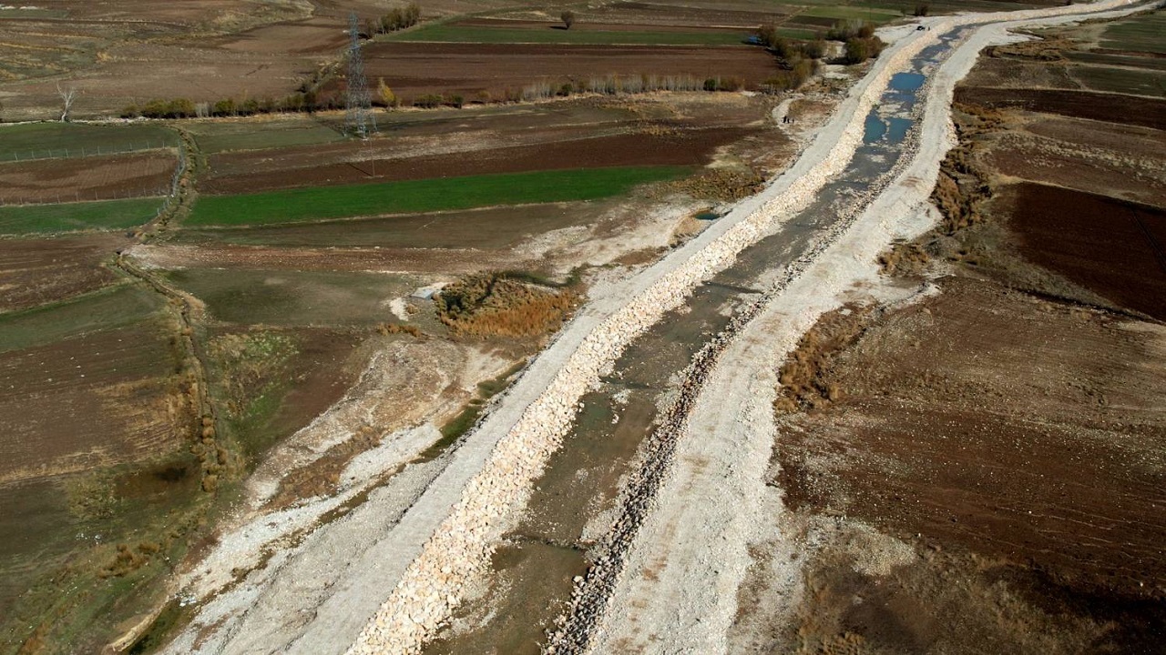 اجرای یک هزار و ۳۰۰ متر ساحل سازی رودخانه در روستای دهنو