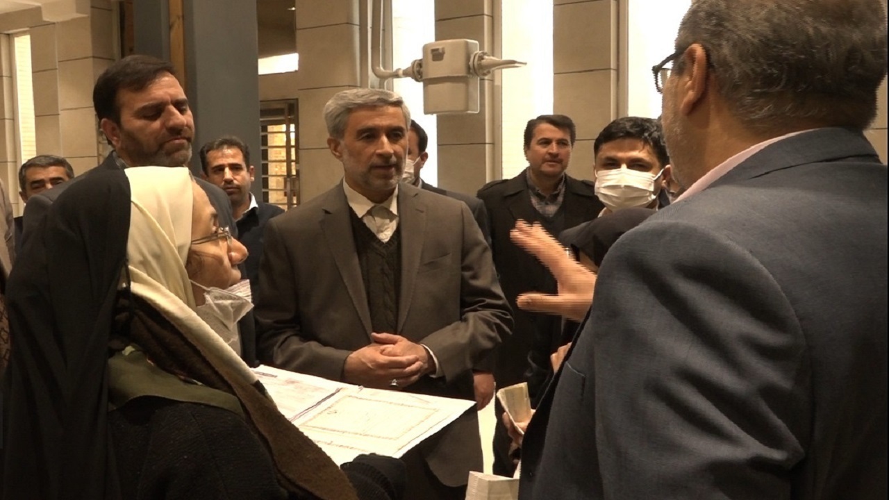 کارکنان دولت مشتری مدار باشند