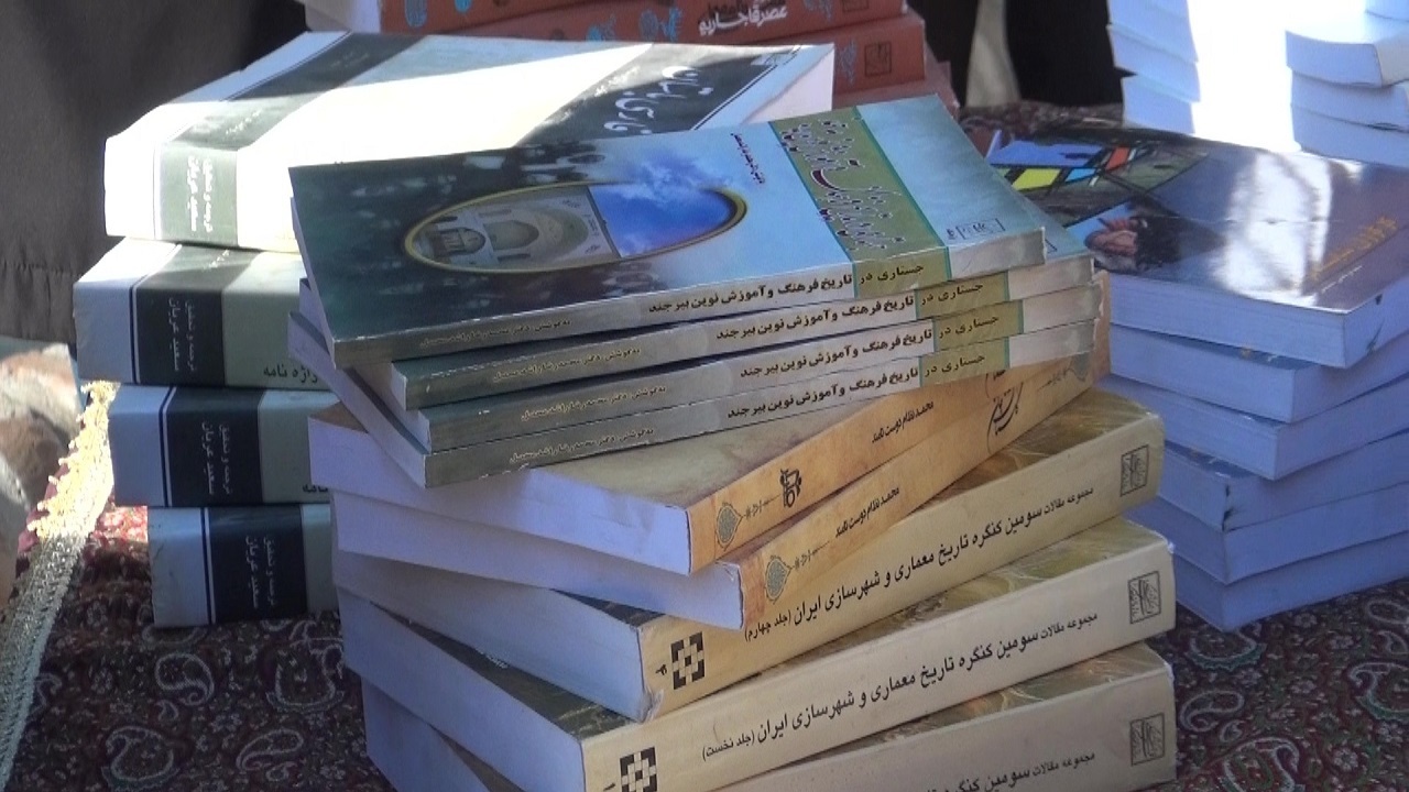 اهدای بیش از ۳۰۰ میلیون تومان کتاب به کتابخانه‌های خراسان جنوبی