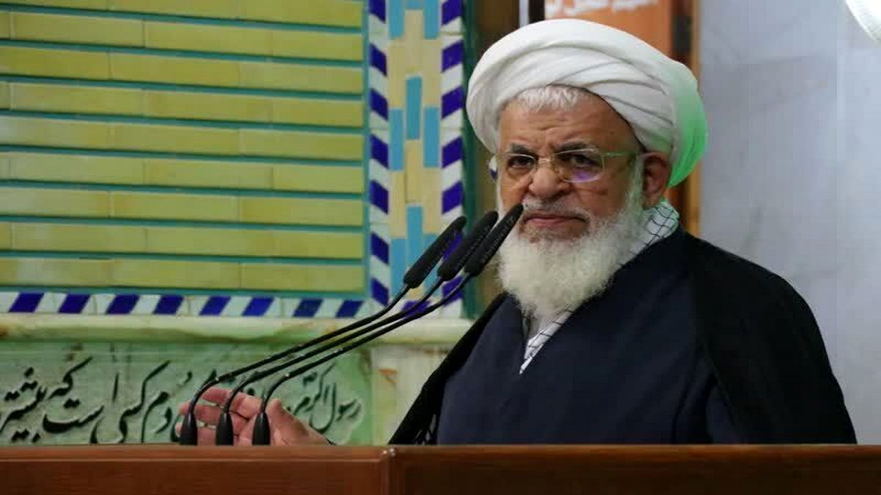 مردم و مسئولان در برابر دسیسه‌های دشمن هوشیارانه عمل کنند