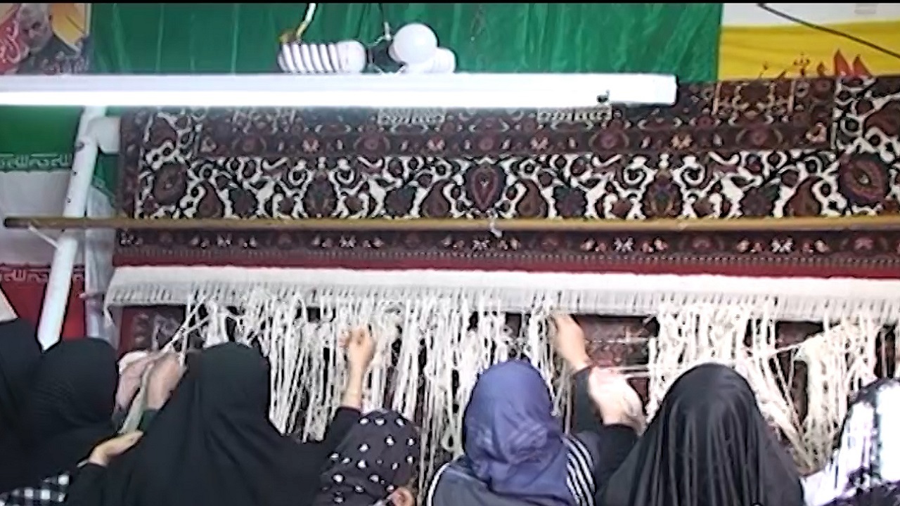بافت یک تخته فرش برای اهدا به ستاد عتبات عالیات