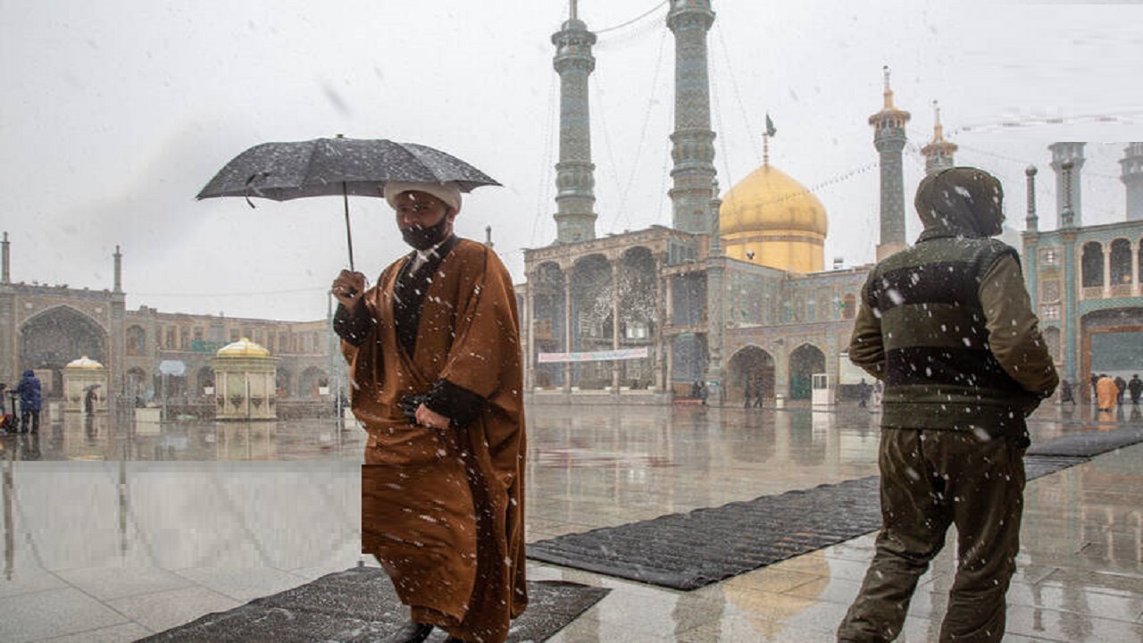بارش نخستین برف زمستانی در آسمان شهر قم