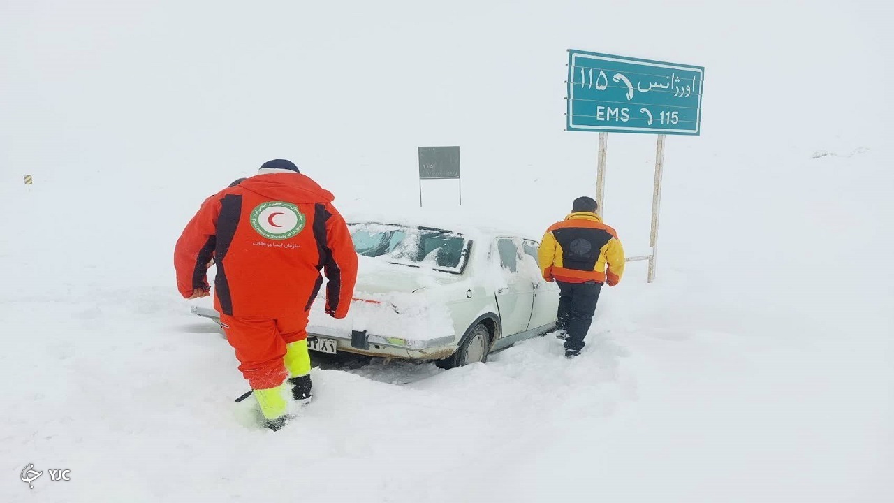 امدادرسانی به ۲۳ خودروی گرفتار در برف در بام ایران